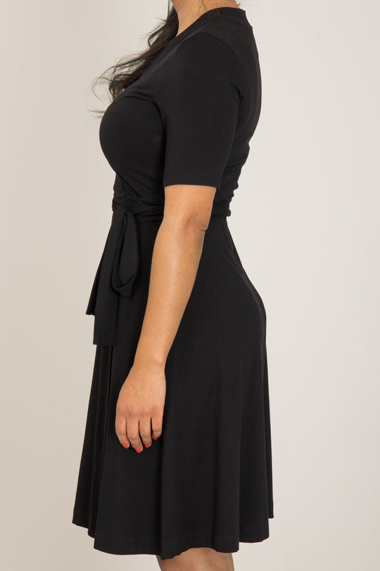Bestie short wrap short sleeve jersey dress - Black - Knälång, kortärmad omlottklänning i trikå