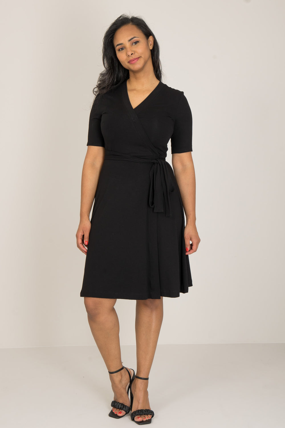 Bestie short wrap short sleeve jersey dress - Black - Knälång, kortärmad omlottklänning i trikå