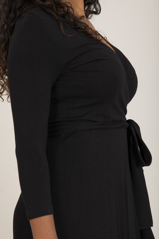 Vadlång, svart omlottklänning i trikå Pure female
