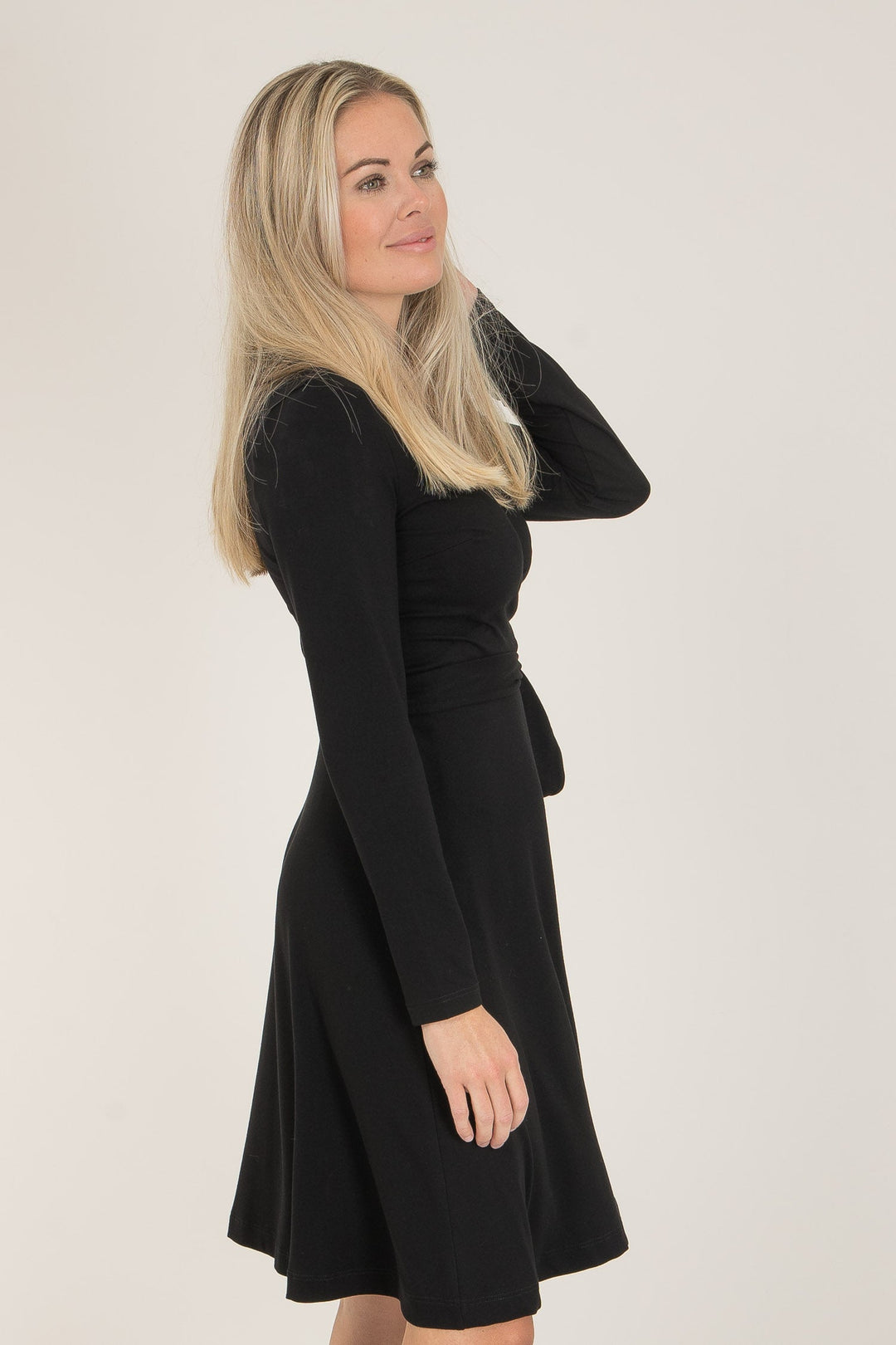 Bestie short wrap jersey dress - Black - Knälång, svart omlottklänning i trikå