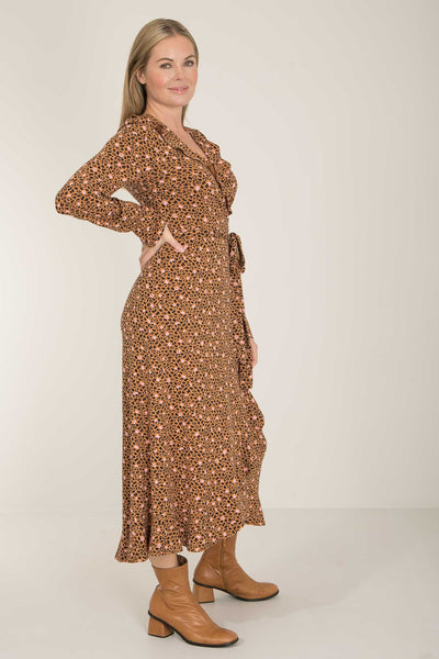Ruffle printed midi wrap jersey dress - Tan leo - Vadlång omlottklänning i trikå med volanger