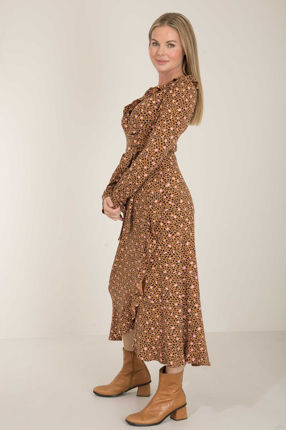 Ruffle printed midi wrap jersey dress - Tan leo - Vadlång omlottklänning i trikå med volanger