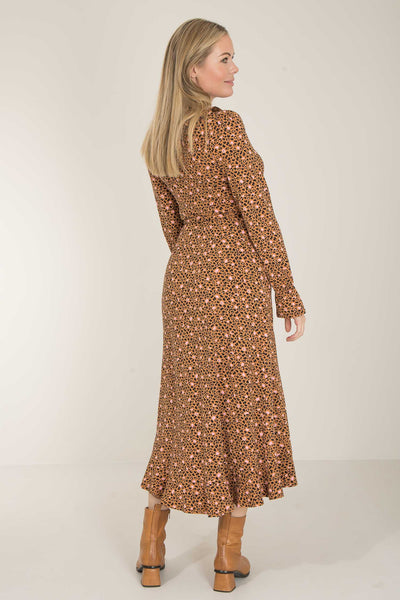 Ruffle printed midi wrap jersey dress - Tan leo - Vadlång omlottklänning i trikå med volanger