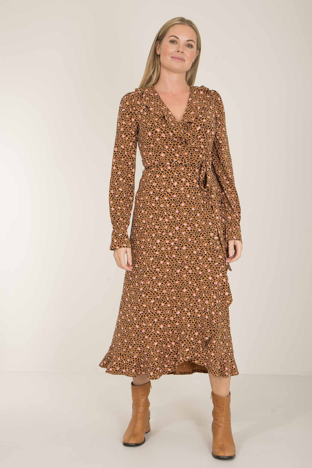 Ruffle printed midi wrap jersey dress - Tan leo - Vadlång omlottklänning i trikå med volanger