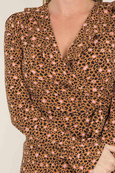 Ruffle printed midi wrap jersey dress - Tan leo - Vadlång omlottklänning i trikå med volanger