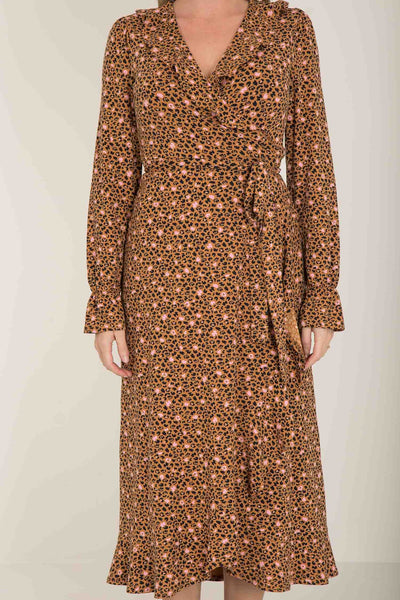 Ruffle printed midi wrap jersey dress - Tan leo - Vadlång omlottklänning i trikå med volanger