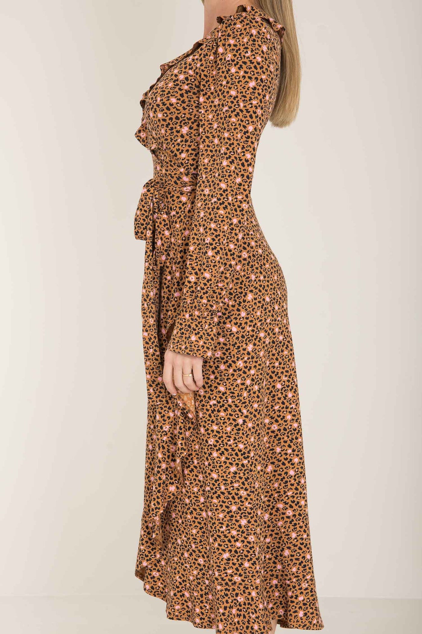 Ruffle printed midi wrap jersey dress - Tan leo - Vadlång omlottklänning i trikå med volanger