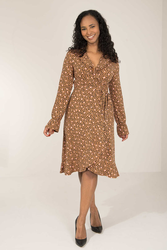 Ruffle printed short wrap jersey dress - Tan leo - Knälång omlottklänning i trikå med volanger