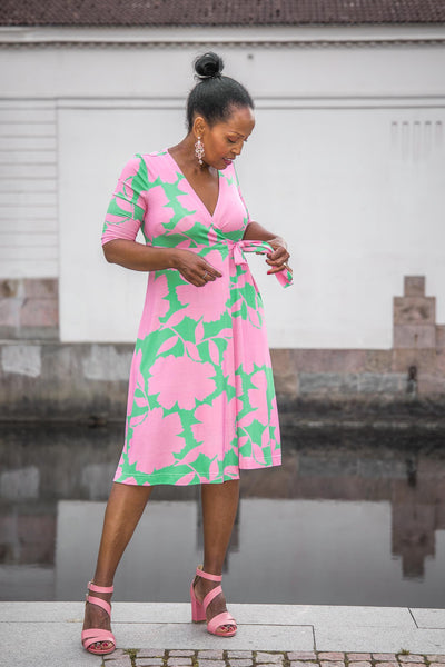 Loose fit printed short wrap jersey dress - Green - Knälång, mönstrad omlottklänning i trikå