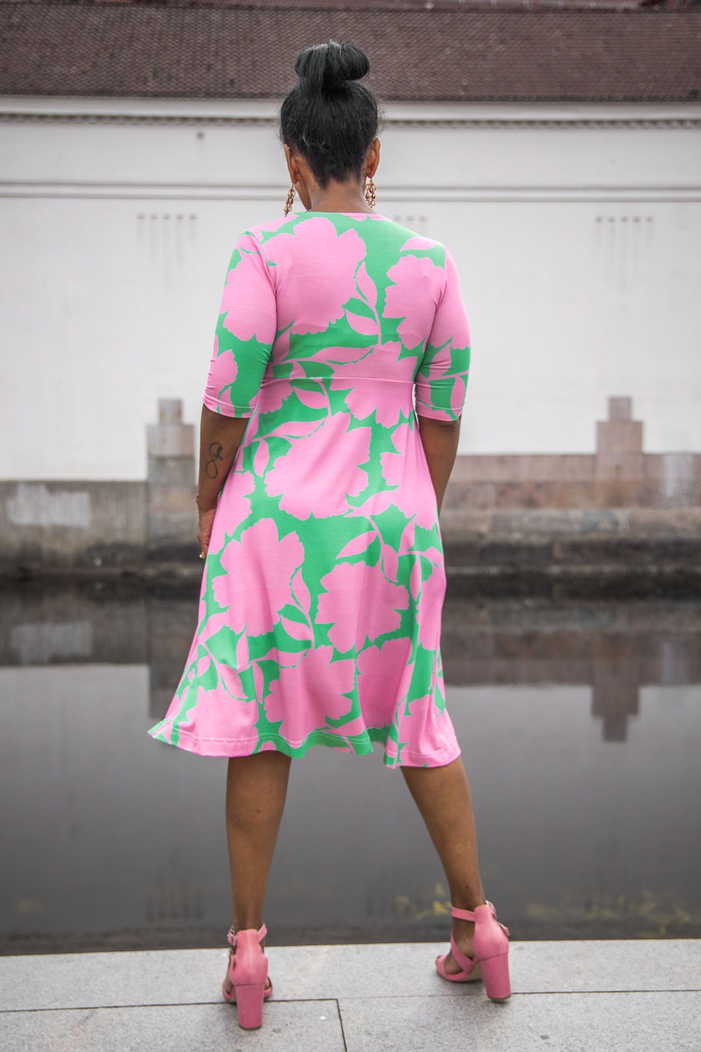 Loose fit printed short wrap jersey dress - Green - Knälång, mönstrad omlottklänning i trikå