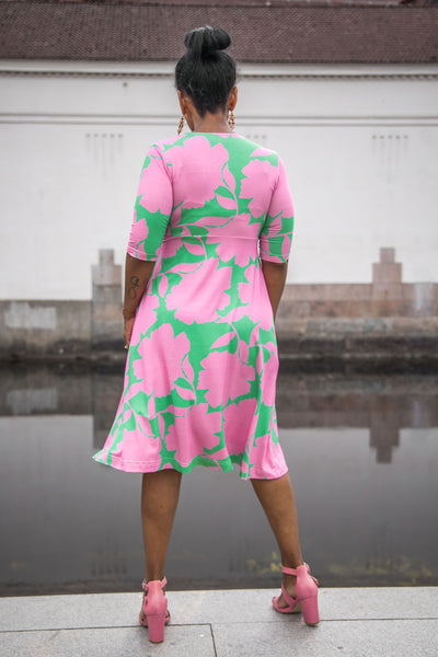 Loose fit printed short wrap jersey dress - Green - Knälång, mönstrad omlottklänning i trikå