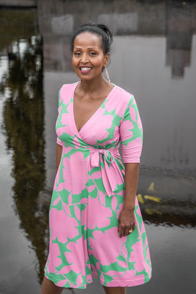 Loose fit printed short wrap jersey dress - Green - Knälång, mönstrad omlottklänning i trikå