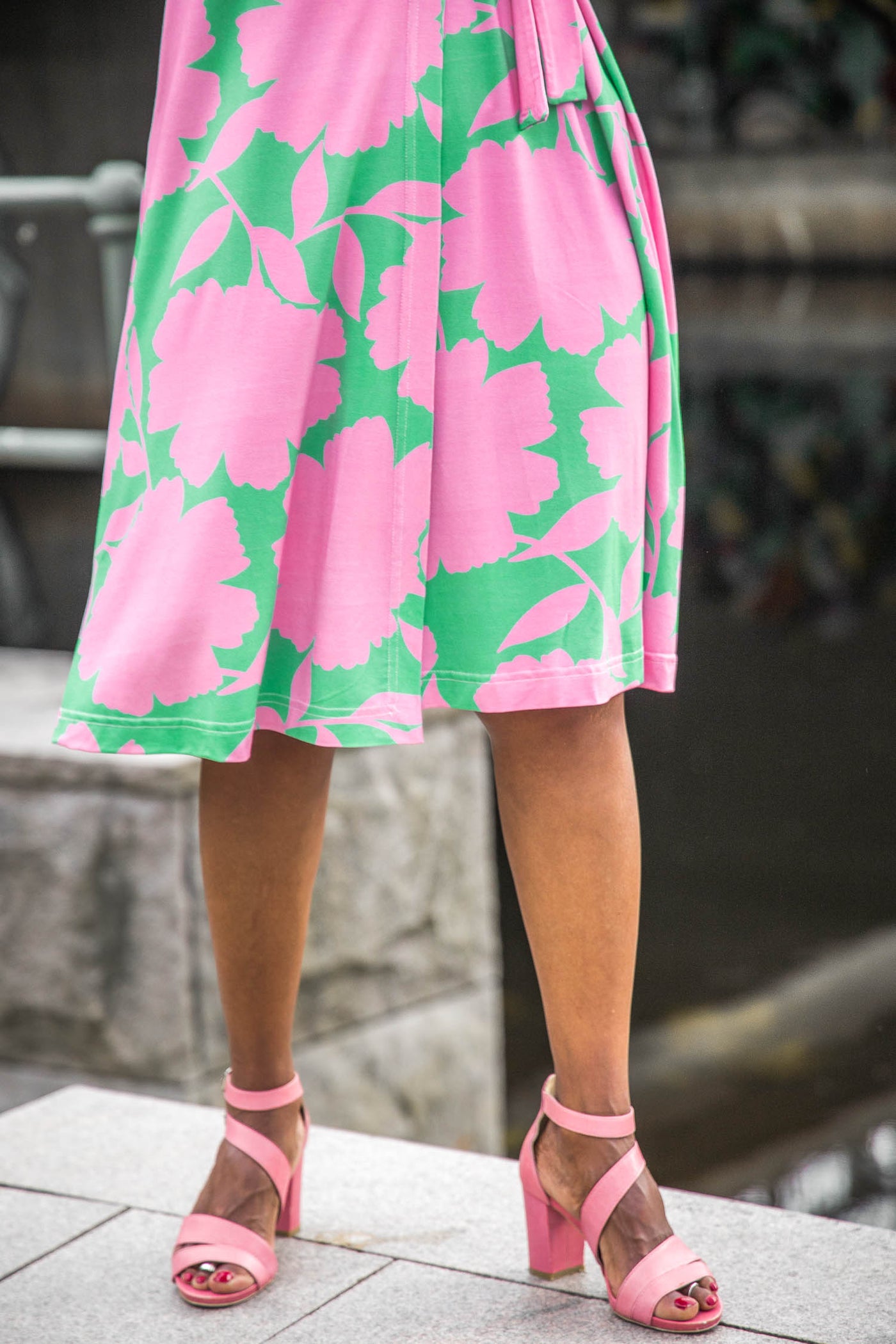 Loose fit printed short wrap jersey dress - Green - Knälång, mönstrad omlottklänning i trikå