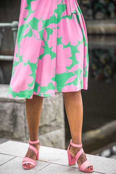 Loose fit printed short wrap jersey dress - Green - Knälång, mönstrad omlottklänning i trikå