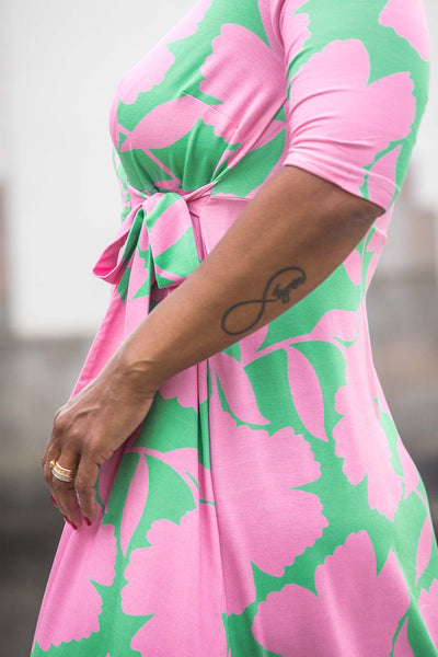 Loose fit printed short wrap jersey dress - Green - Knälång, mönstrad omlottklänning i trikå