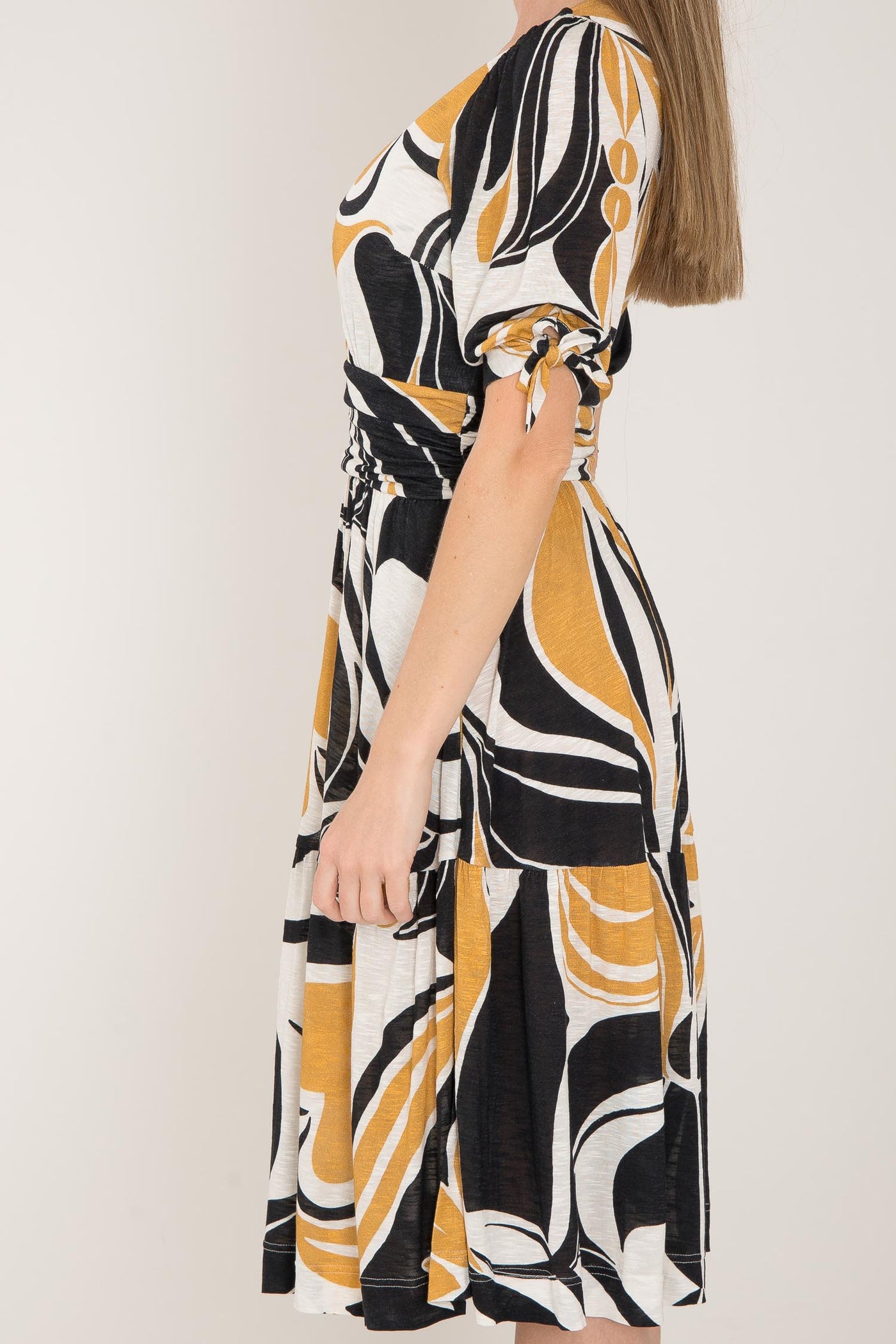 Flowy short jersey dress - Ornamental ochre flower - Mönstrad knälång trikåklänning