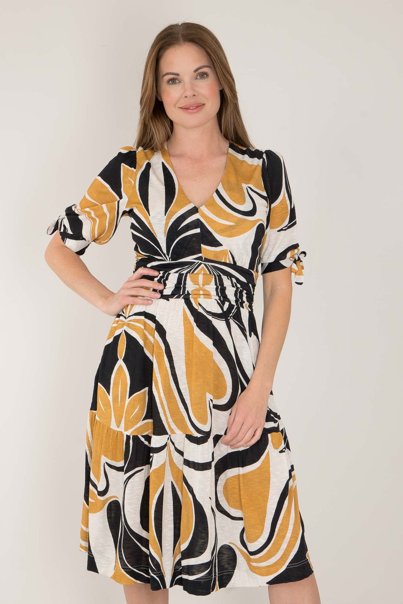 Flowy short jersey dress - Ornamental ochre flower - Mönstrad knälång trikåklänning