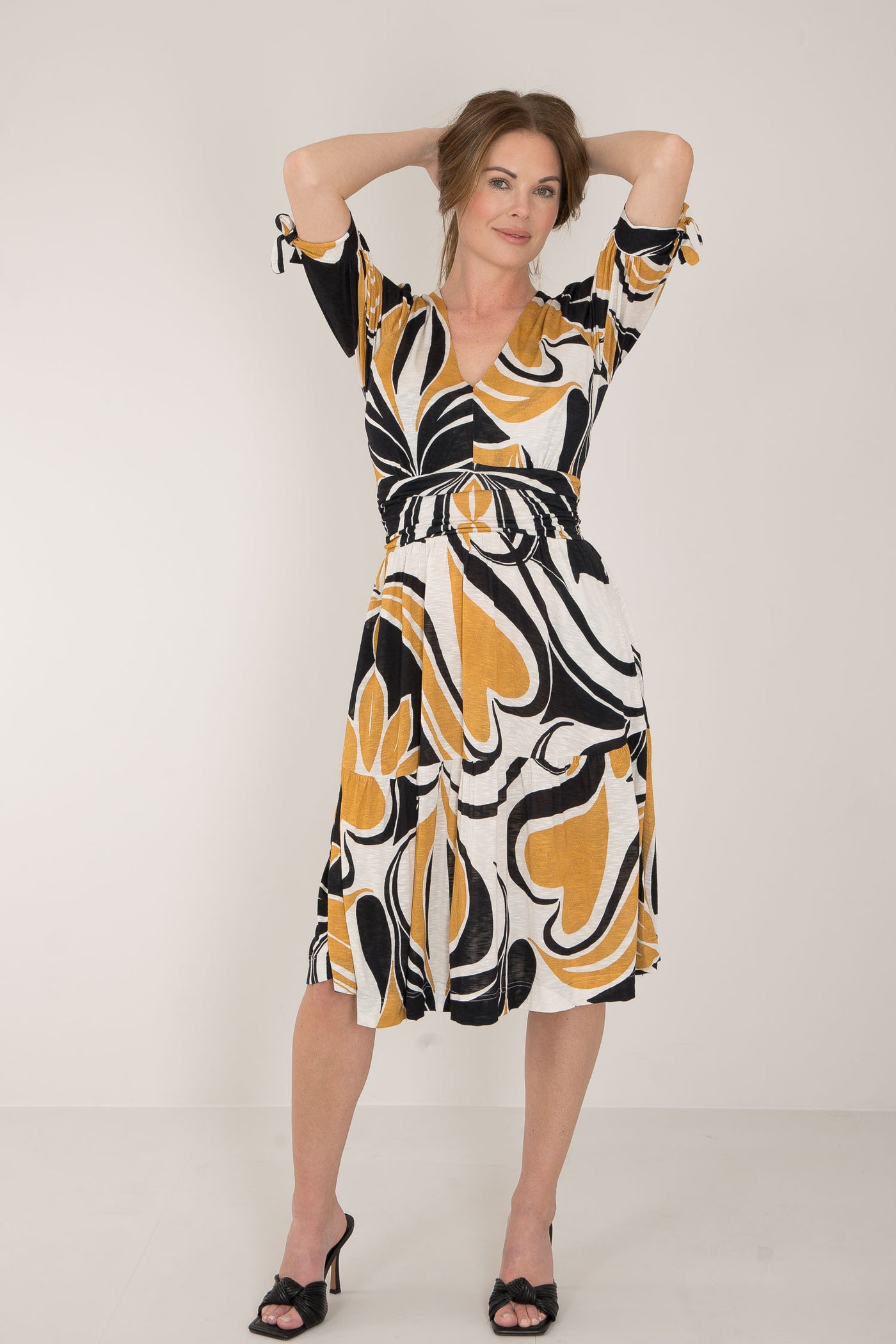 Flowy short jersey dress - Ornamental ochre flower - Mönstrad knälång trikåklänning