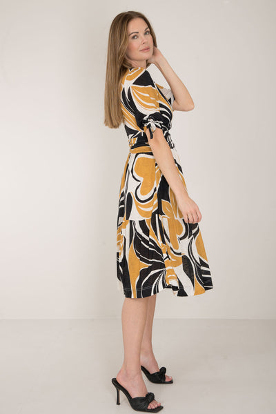 Flowy short jersey dress - Ornamental ochre flower - Mönstrad knälång trikåklänning