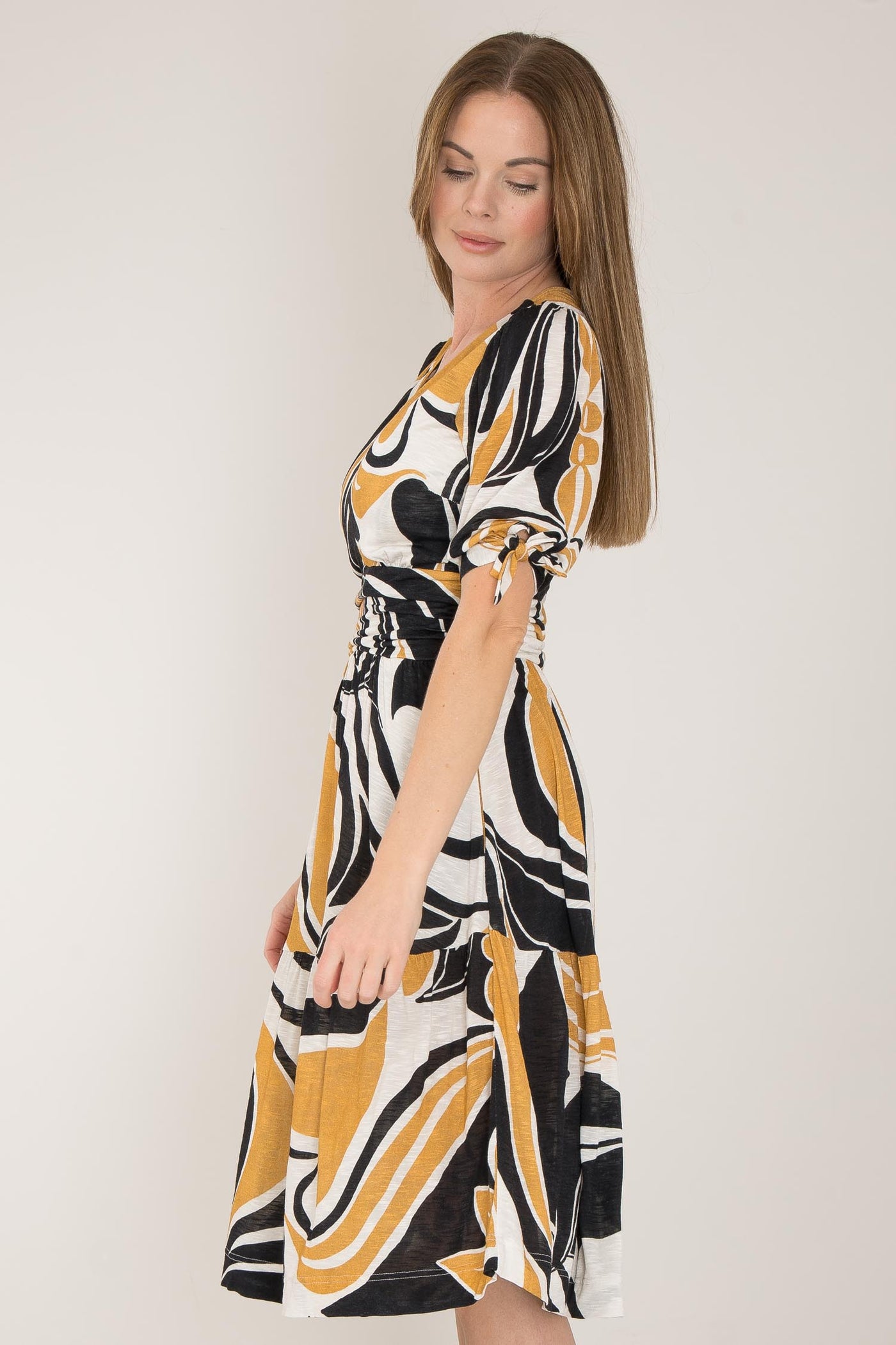 Flowy short jersey dress - Ornamental ochre flower - Mönstrad knälång trikåklänning