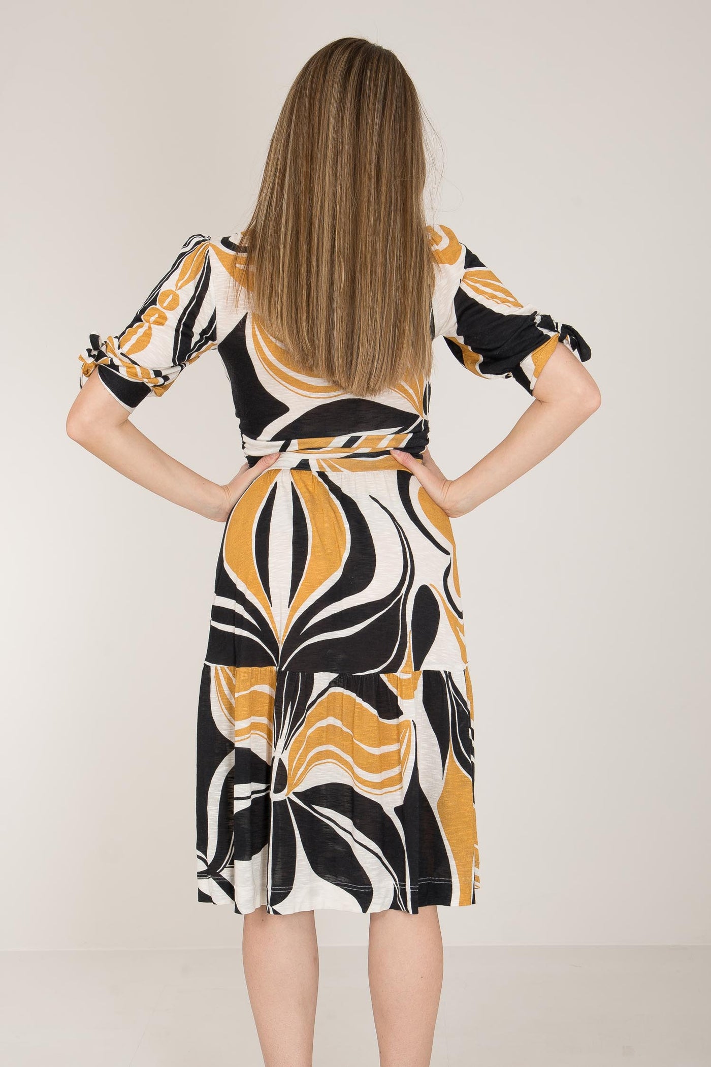 Flowy short jersey dress - Ornamental ochre flower - Mönstrad knälång trikåklänning