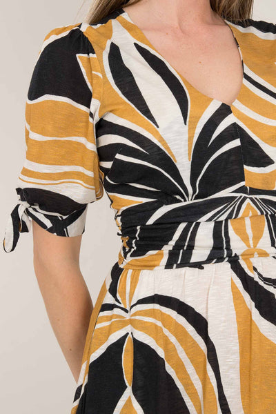 Flowy short jersey dress - Ornamental ochre flower - Mönstrad knälång trikåklänning