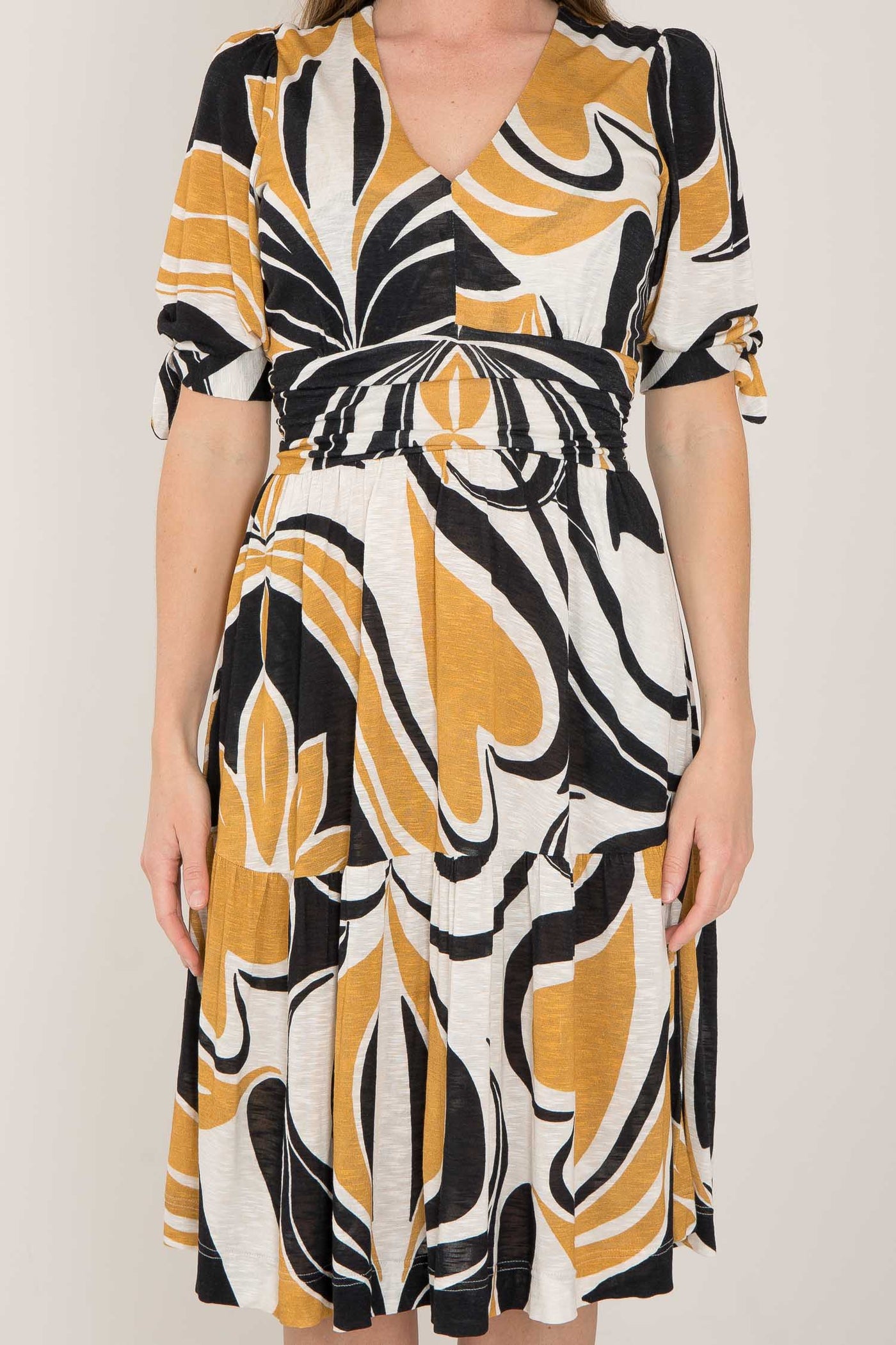 Flowy short jersey dress - Ornamental ochre flower - Mönstrad knälång trikåklänning