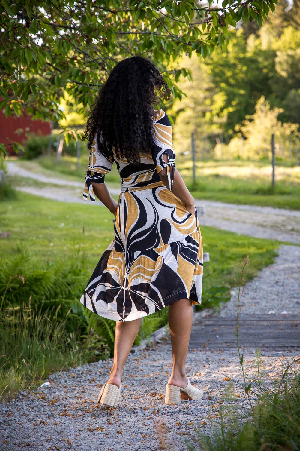 Flowy short jersey dress - Ornamental ochre flower - Mönstrad knälång trikåklänning
