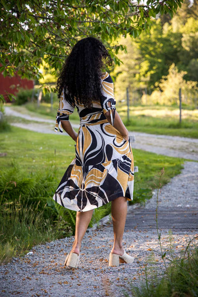 Flowy short jersey dress - Ornamental ochre flower - Mönstrad knälång trikåklänning