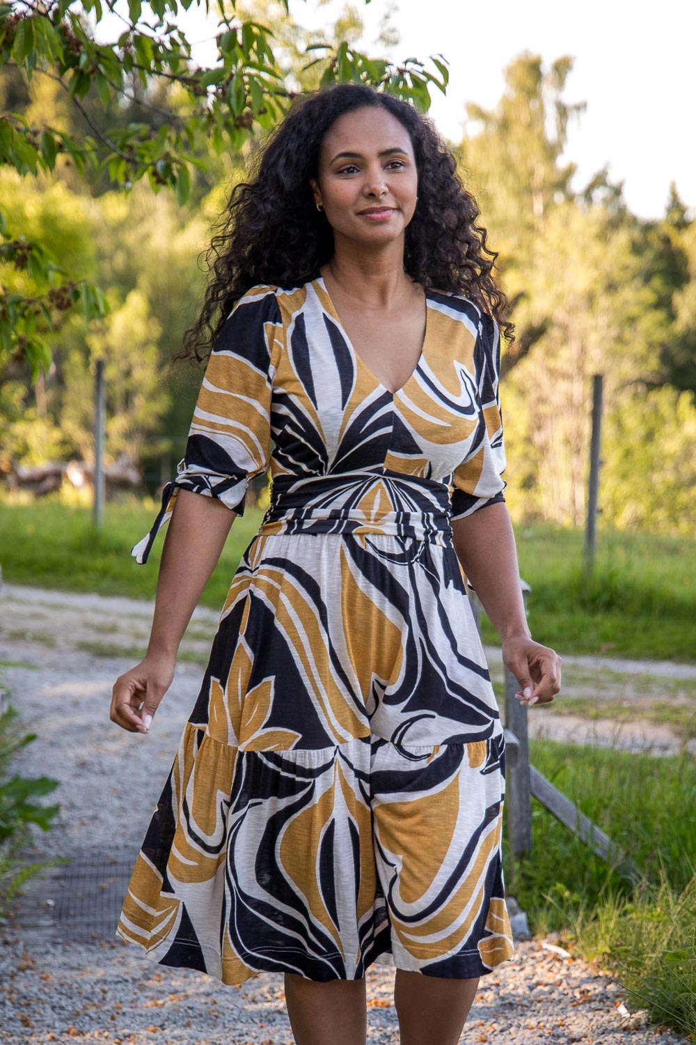 Flowy short jersey dress - Ornamental ochre flower - Mönstrad knälång trikåklänning