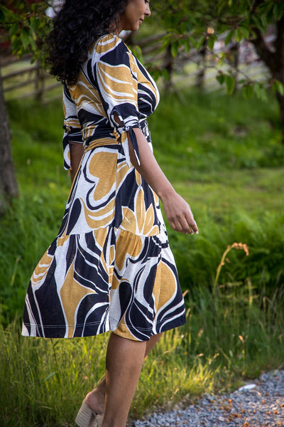 Flowy short jersey dress - Ornamental ochre flower - Mönstrad knälång trikåklänning