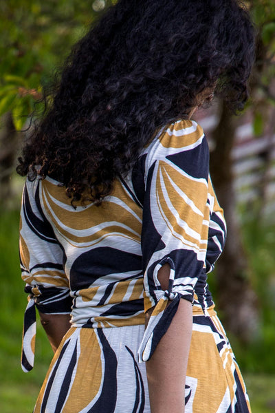 Flowy short jersey dress - Ornamental ochre flower - Mönstrad knälång trikåklänning