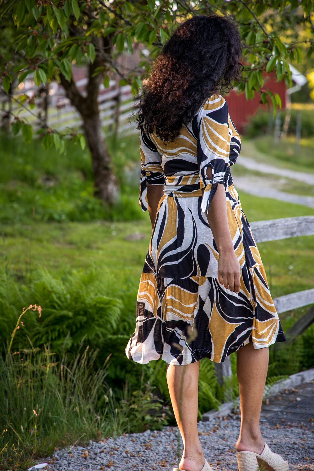 Flowy short jersey dress - Ornamental ochre flower - Mönstrad knälång trikåklänning