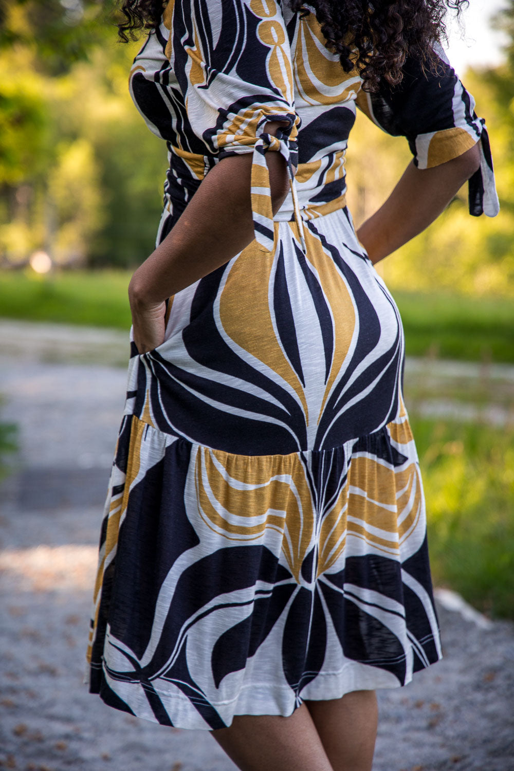 Flowy short jersey dress - Ornamental ochre flower - Mönstrad knälång trikåklänning