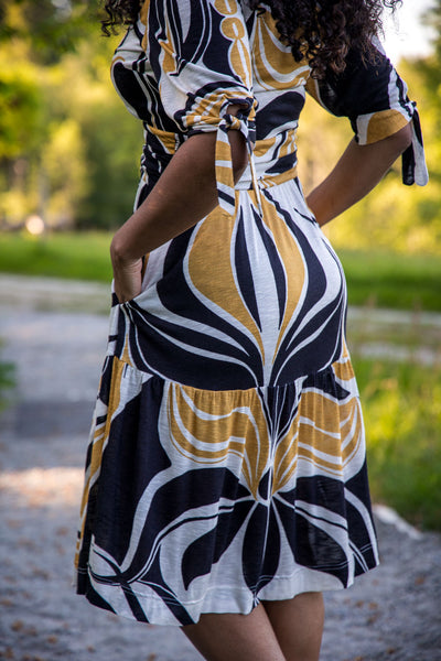 Flowy short jersey dress - Ornamental ochre flower - Mönstrad knälång trikåklänning