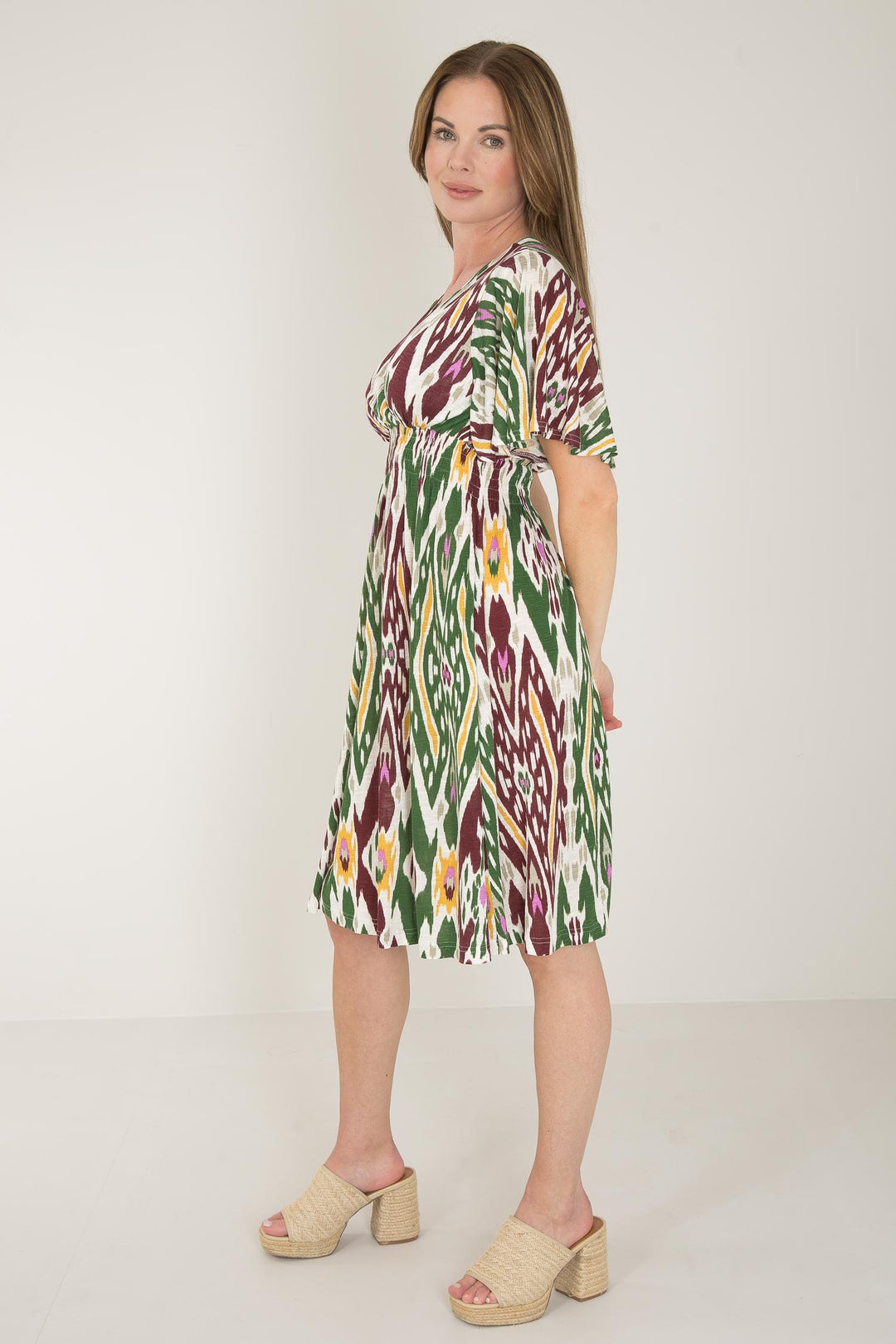 My smocked jersey short dress - Khaki green - Mönstrad knälång trikåklänning med smock