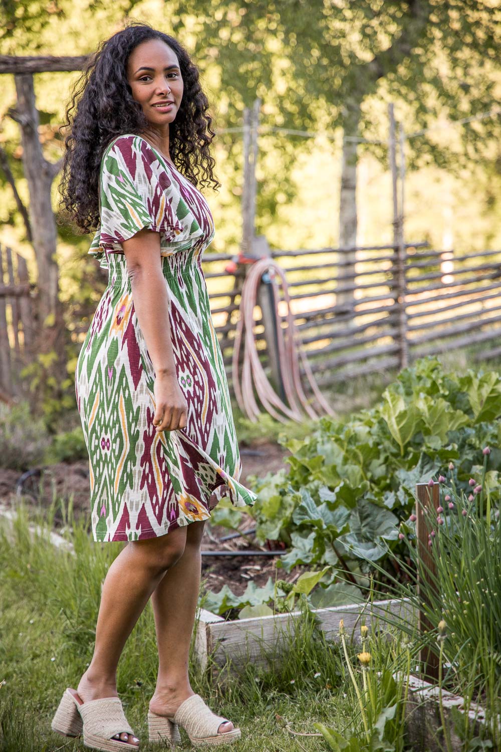 My smocked jersey short dress - Khaki green - Mönstrad knälång trikåklänning med smock