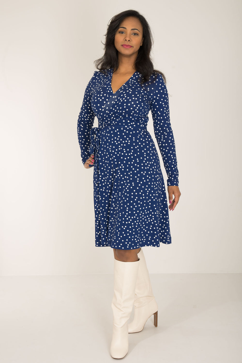 Bestie printed short wrap jersey dress - Blue dot - Knälång, prickig omlottklänning i trikå