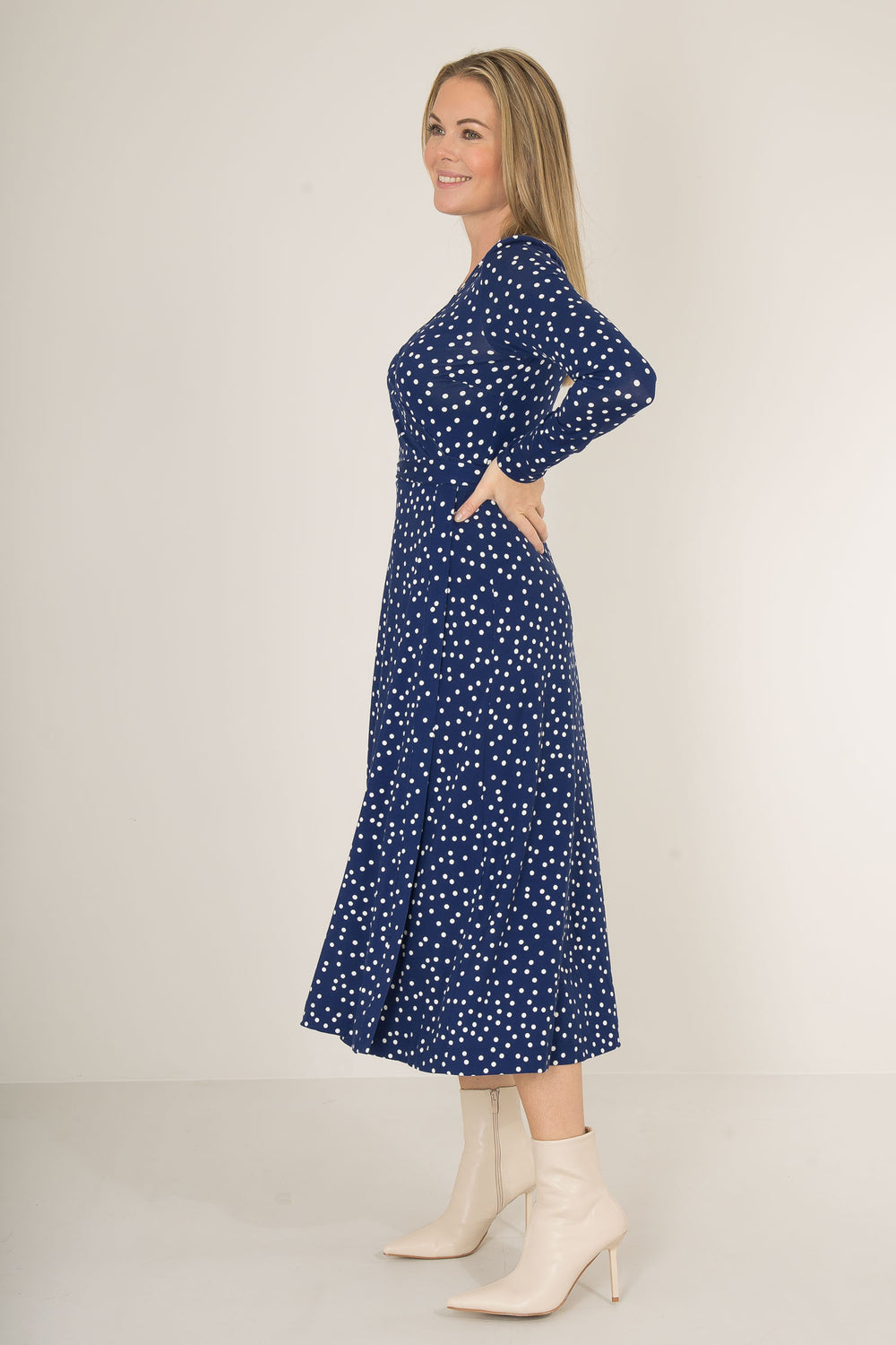 Bestie printed midi wrap jersey dress - Blue dot - Vadlång, prickig omlottklänning i trikå