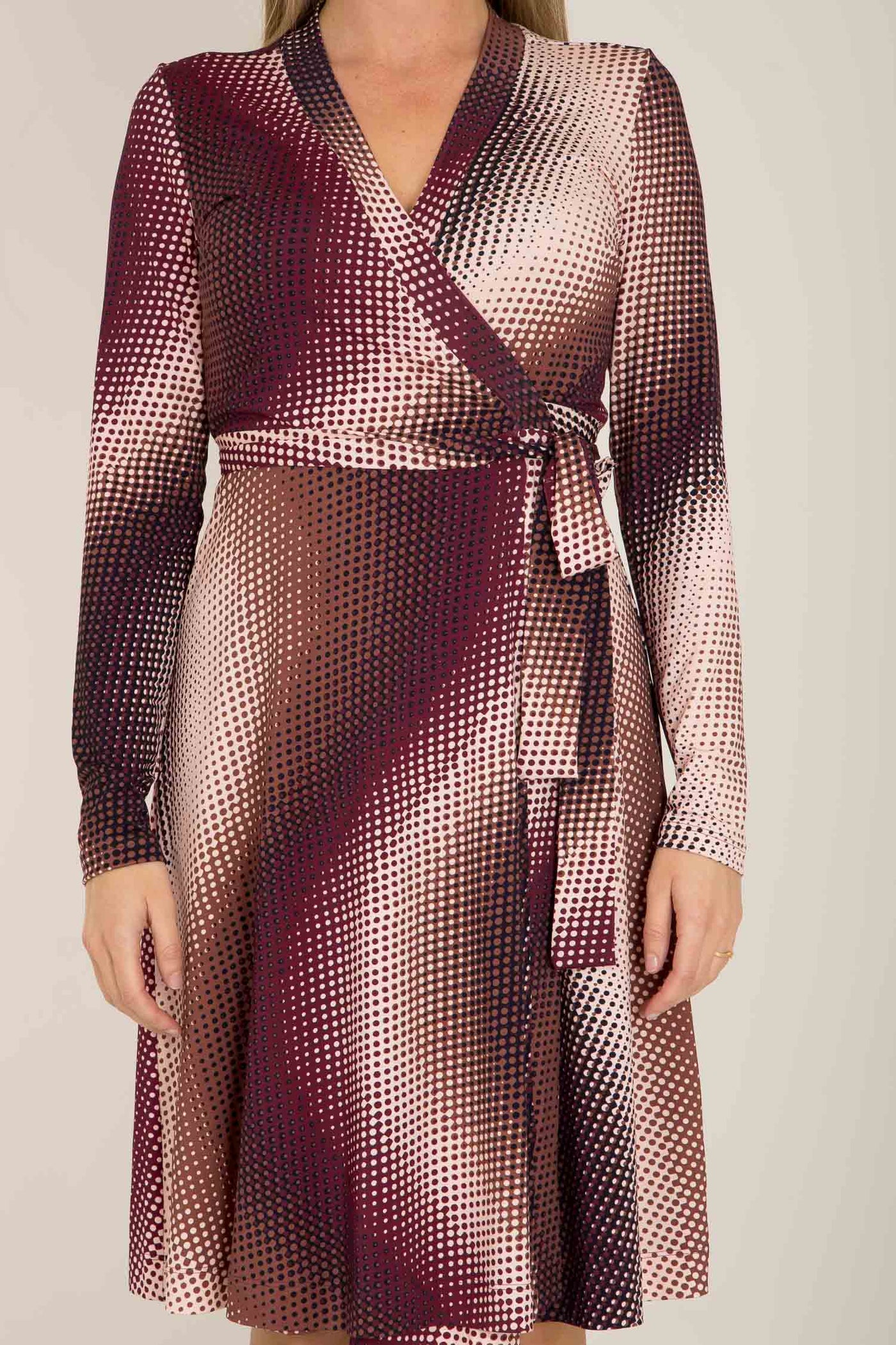 Bestie printed short wrap jersey dress - Shades of red - Knälång omlottklänning i trikå