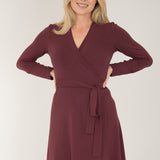 Bestie short wrap jersey dress - Burgundy - Knälång, brunröd omlottklänning i trikå