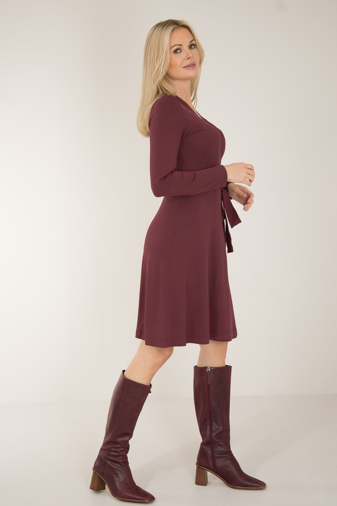 Bestie short wrap jersey dress - Burgundy - Knälång, brunröd omlottklänning i trikå