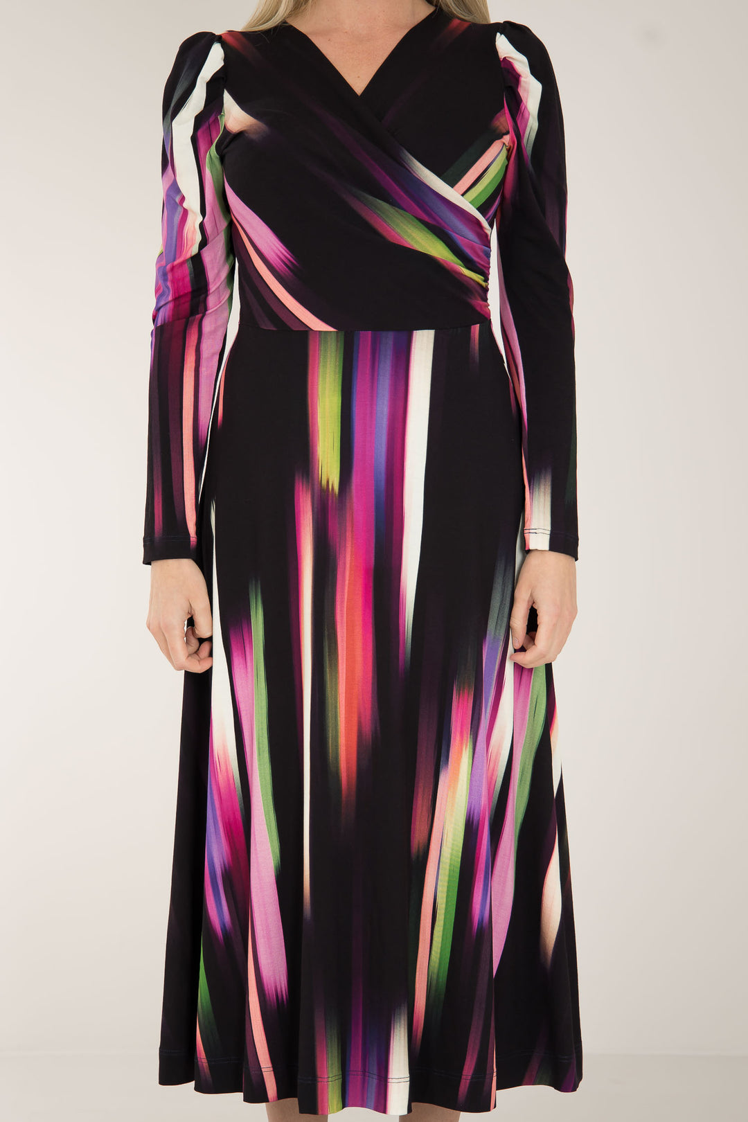 Closed wrap printed midi jersey dress - Black - Mönstrad, vadlång klänning i stretchig trikå