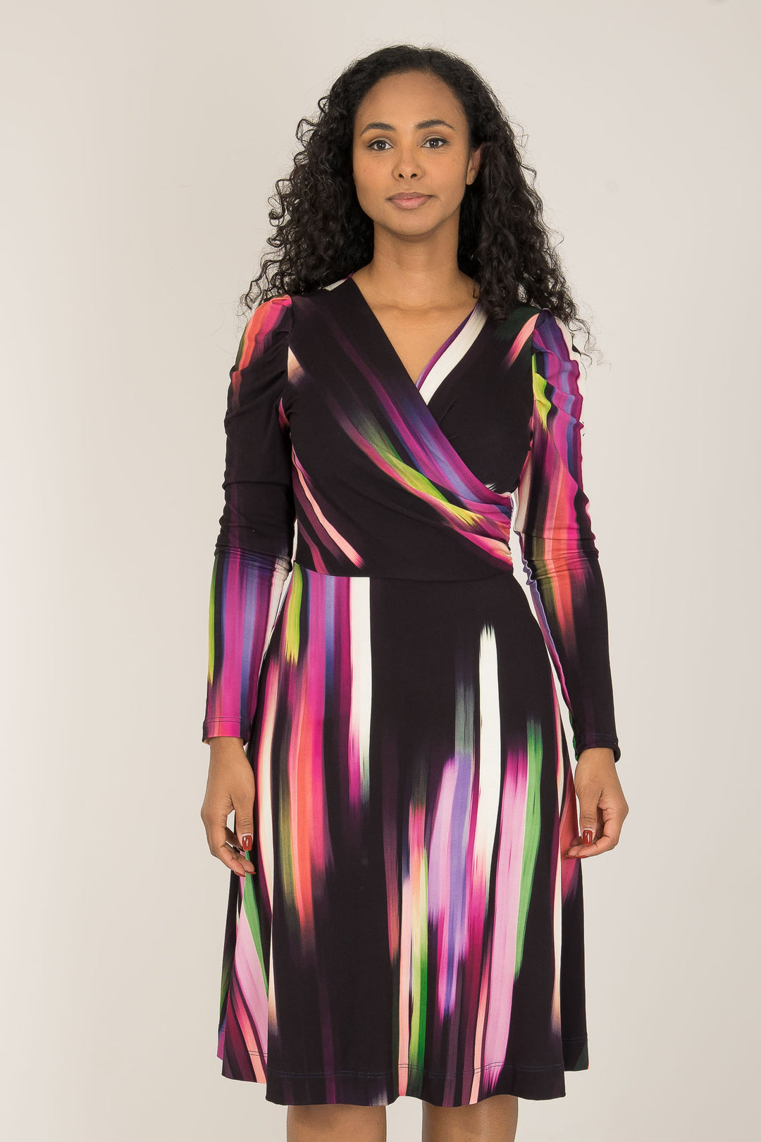 Closed wrap printed short jersey dress - Black - Mönstrad, knälång klänning i stretchig trikå
