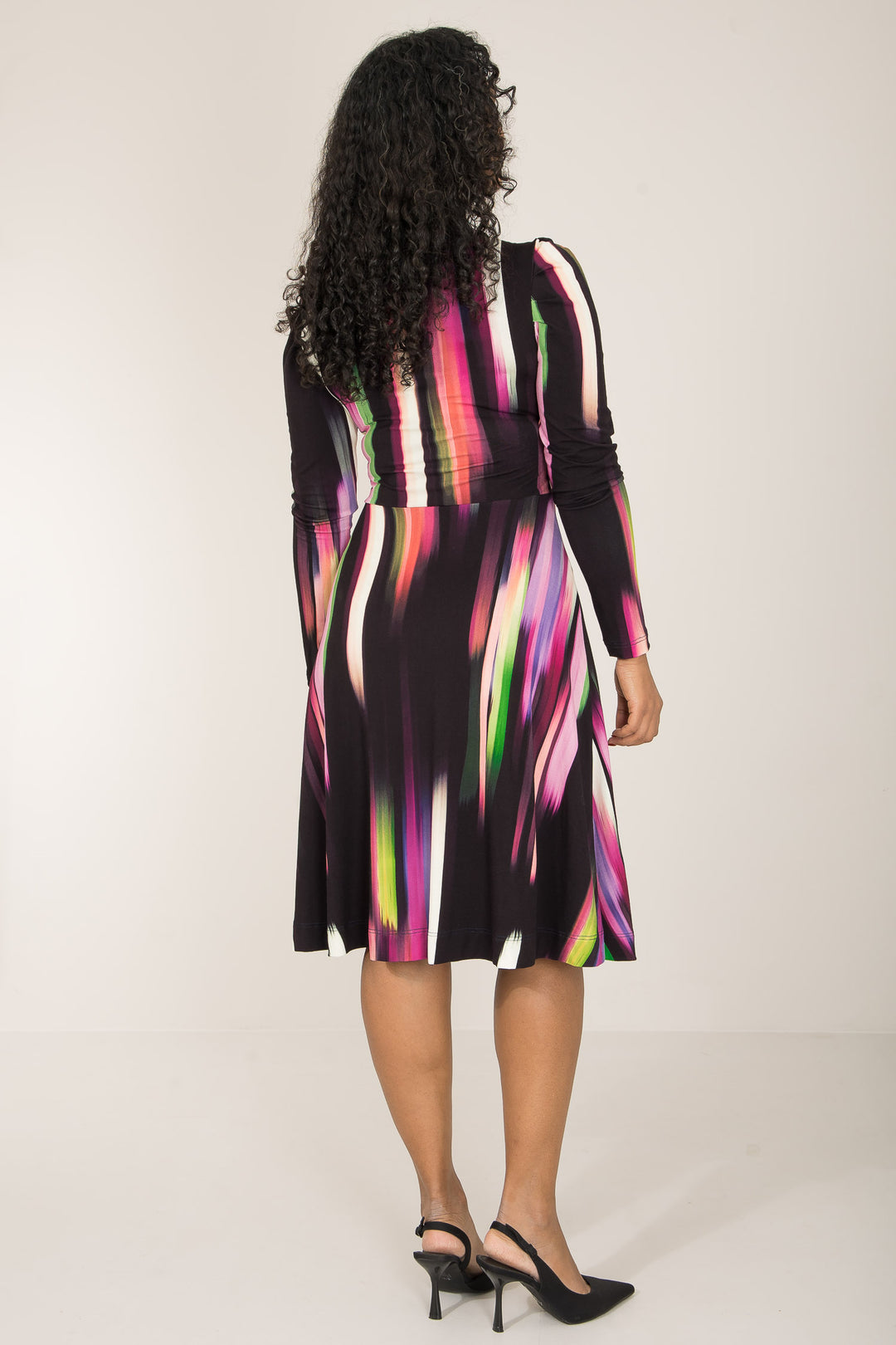 Closed wrap printed short jersey dress - Black - Mönstrad, knälång klänning i stretchig trikå