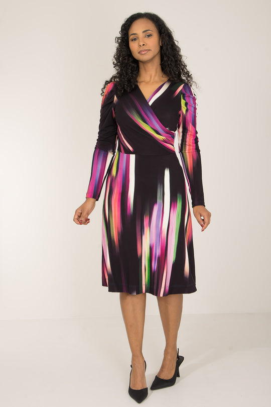 Closed wrap printed short jersey dress - Black - Mönstrad, knälång klänning i stretchig trikå