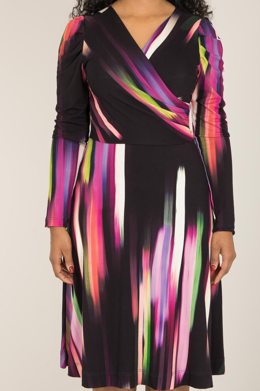 Closed wrap printed short jersey dress - Black - Mönstrad, knälång klänning i stretchig trikå