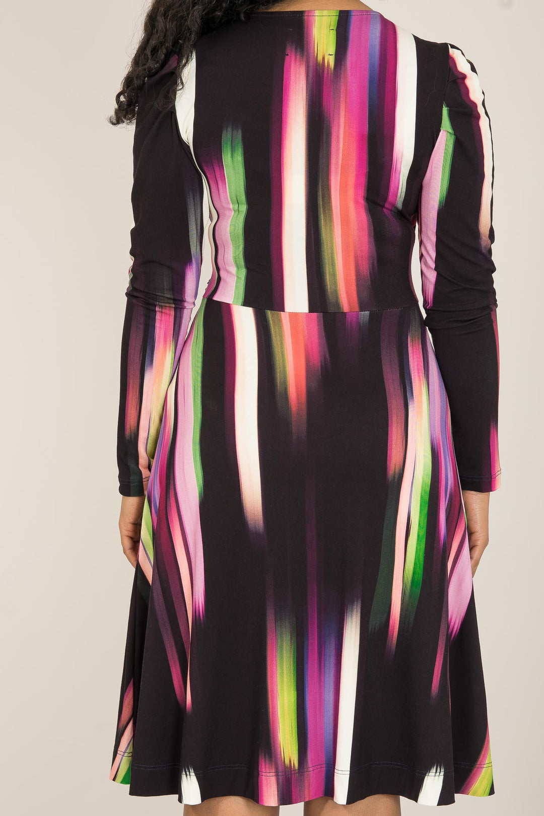 Closed wrap printed short jersey dress - Black - Mönstrad, knälång klänning i stretchig trikå