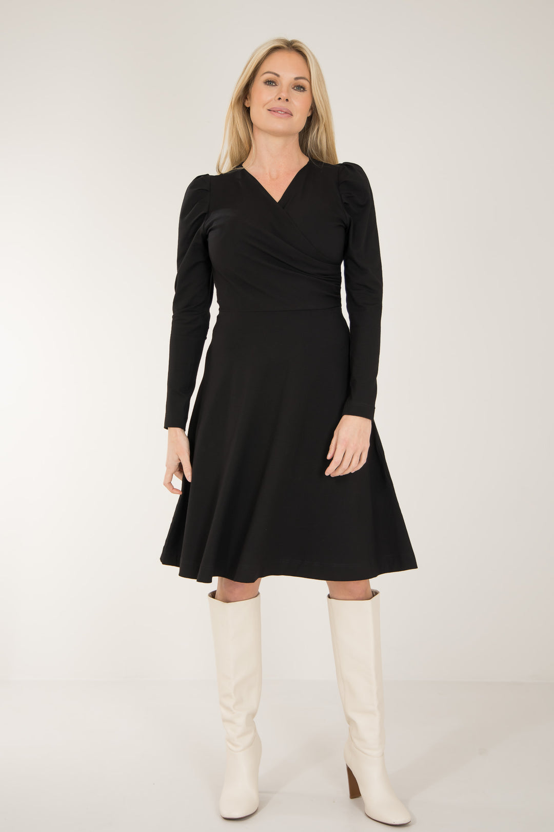 Closed wrap short jersey dress - Black - Svart, knälång klänning i stretchig trikå