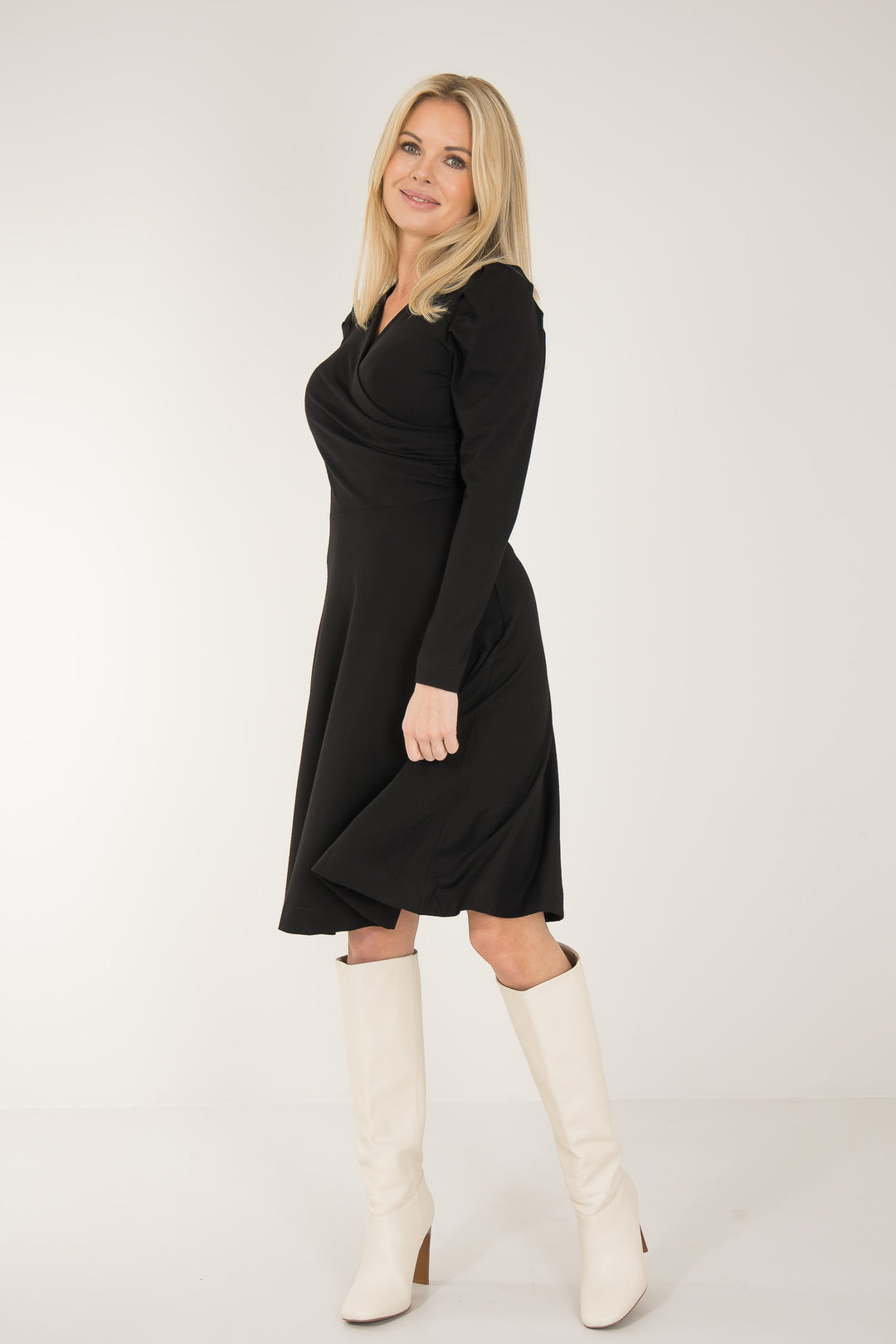 Closed wrap short jersey dress - Black - Svart, knälång klänning i stretchig trikå